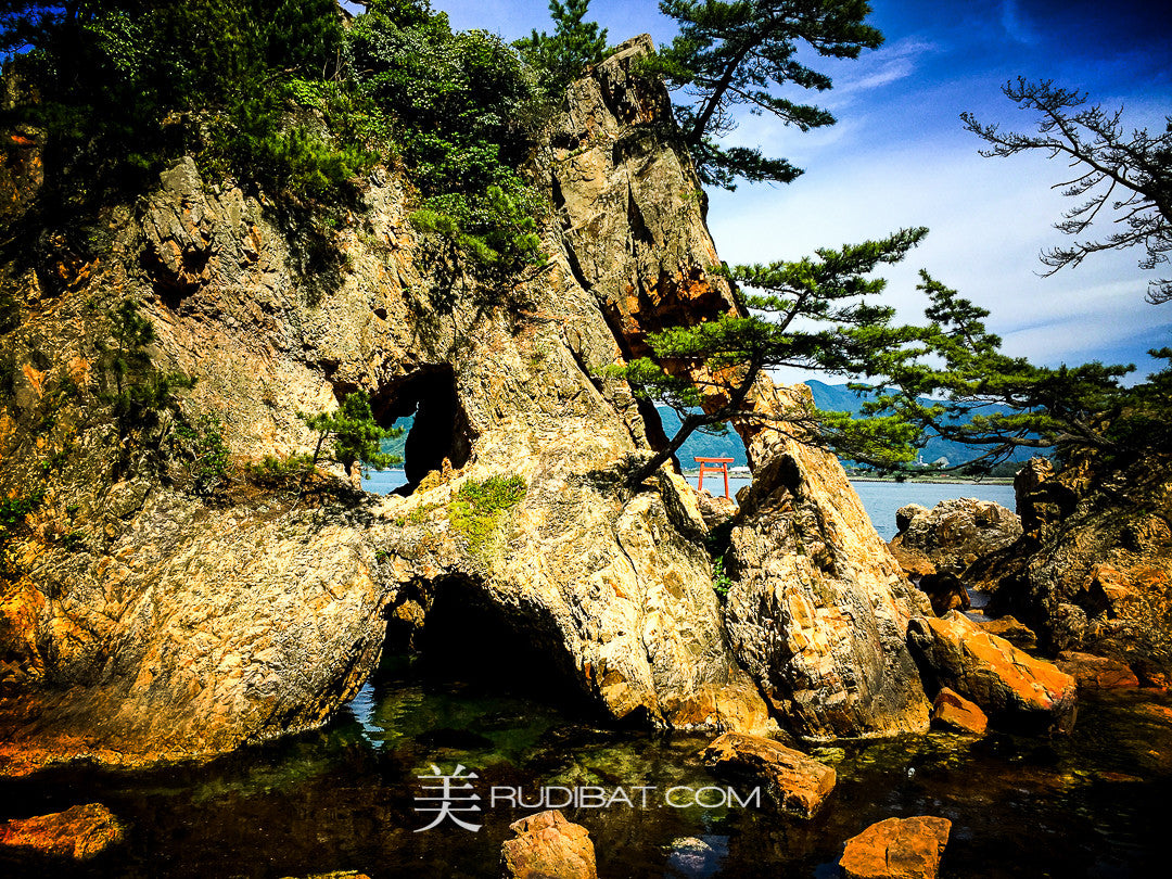 ROCK-TORII