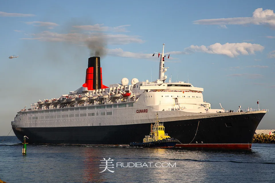 Qe2 #3 – . Arriving into Fremantle Port on her final voyage.