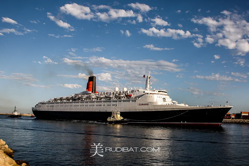 Qe2 #4 – . Arriving into Fremantle Port on her final voyage.