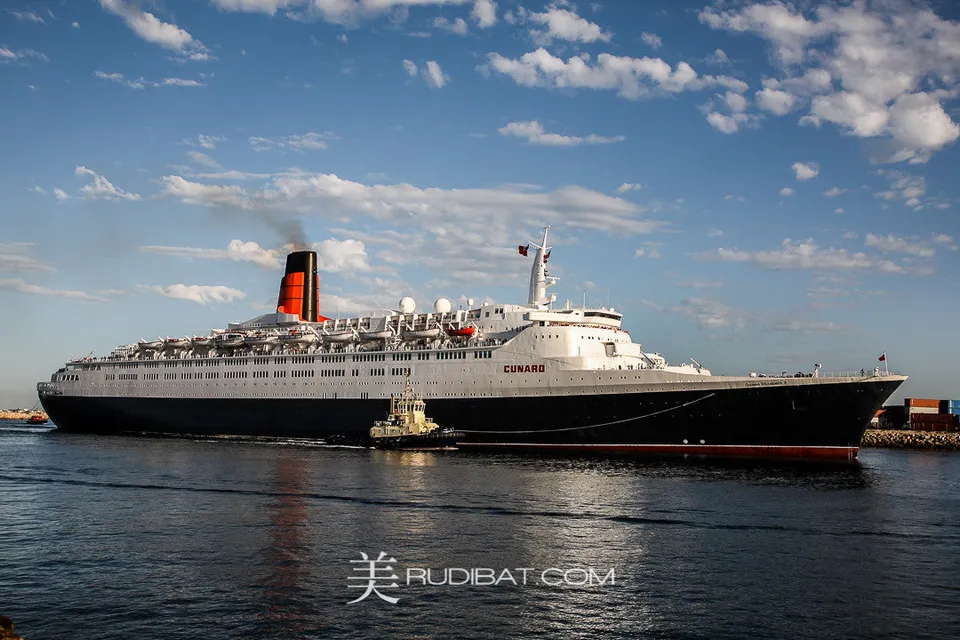 Qe2 #5 – . Arriving into Fremantle Port on her final voyage.