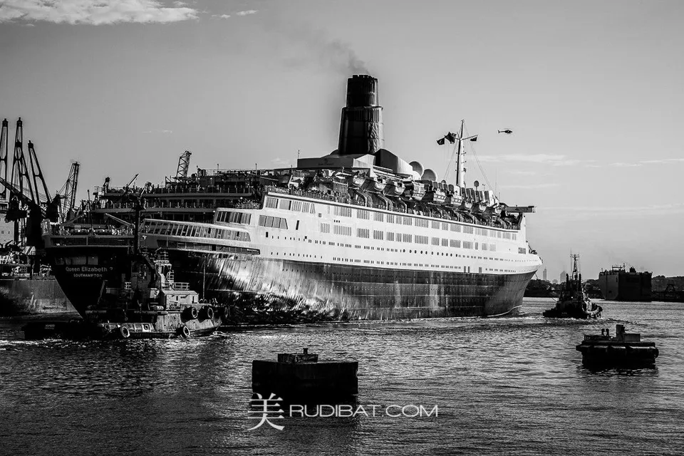 Qe2 #7 – . Arriving into Fremantle Port on her final voyage.