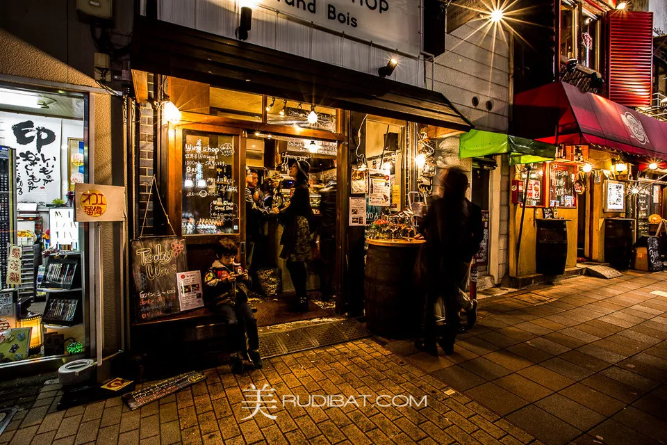 Waiting – Old style Wine Bar in Omari Waiting Tokyo Japan.